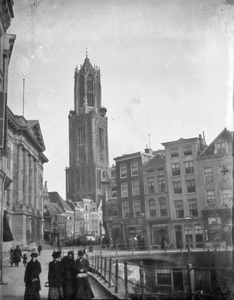 66886 Gezicht op de Stadshuisbrug te Utrecht, met links het stadhuis en rechts de huizen aan de westzijde van de ...